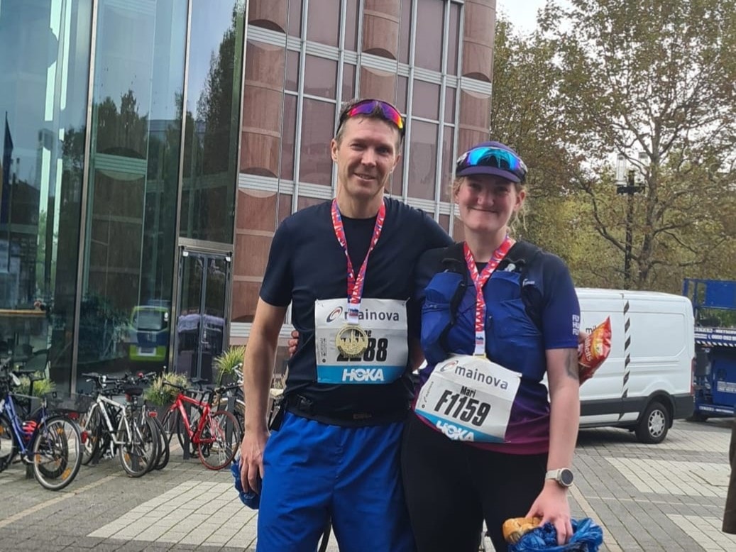 Mari Vesela og Rune Gullesen løp Frankfurt Marathon